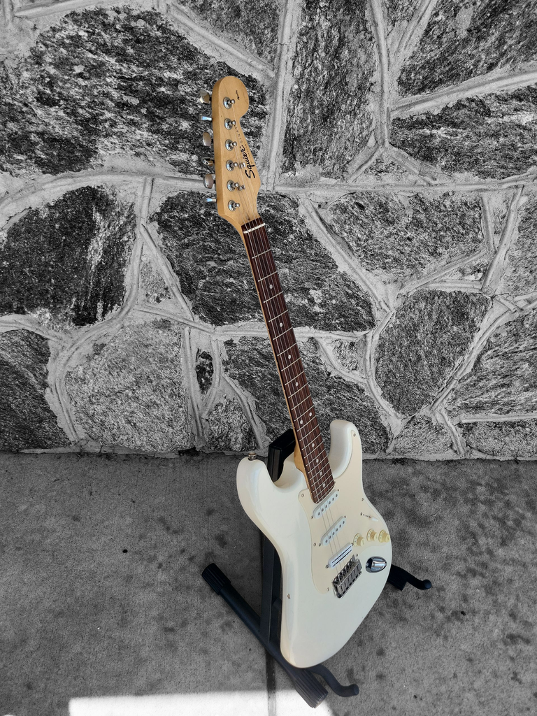 Squier Affinity Strat with Hot Rails, White