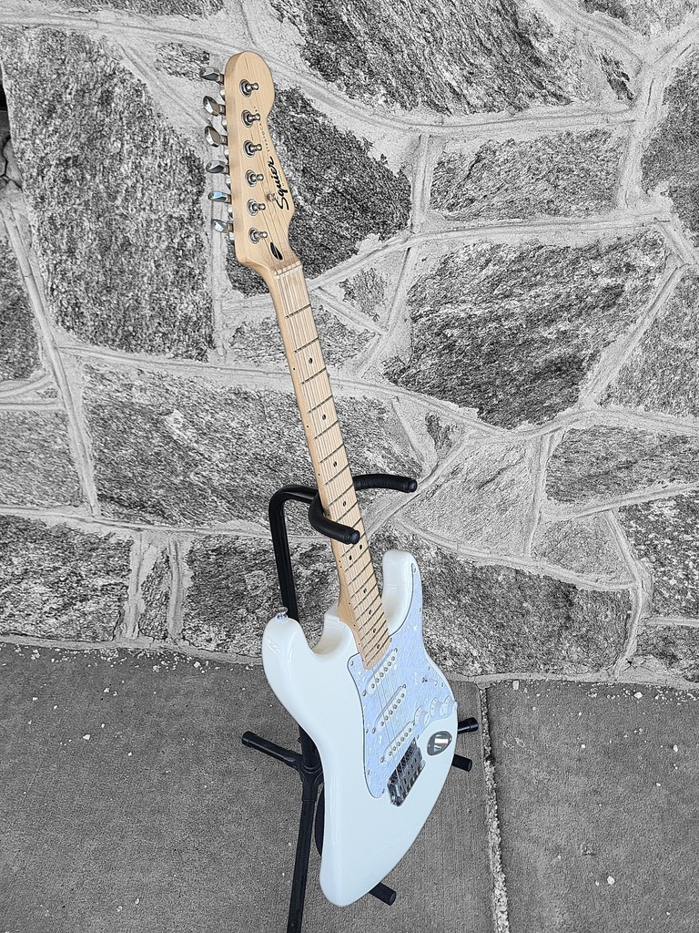Squier Stratocaster - White