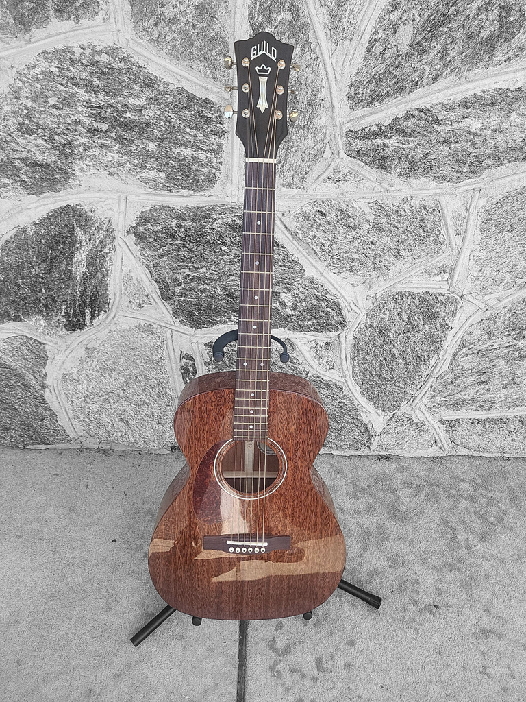 Guild Westerly Collection M-120L Mini Grand Concert, Lefty with Premium Guild Case